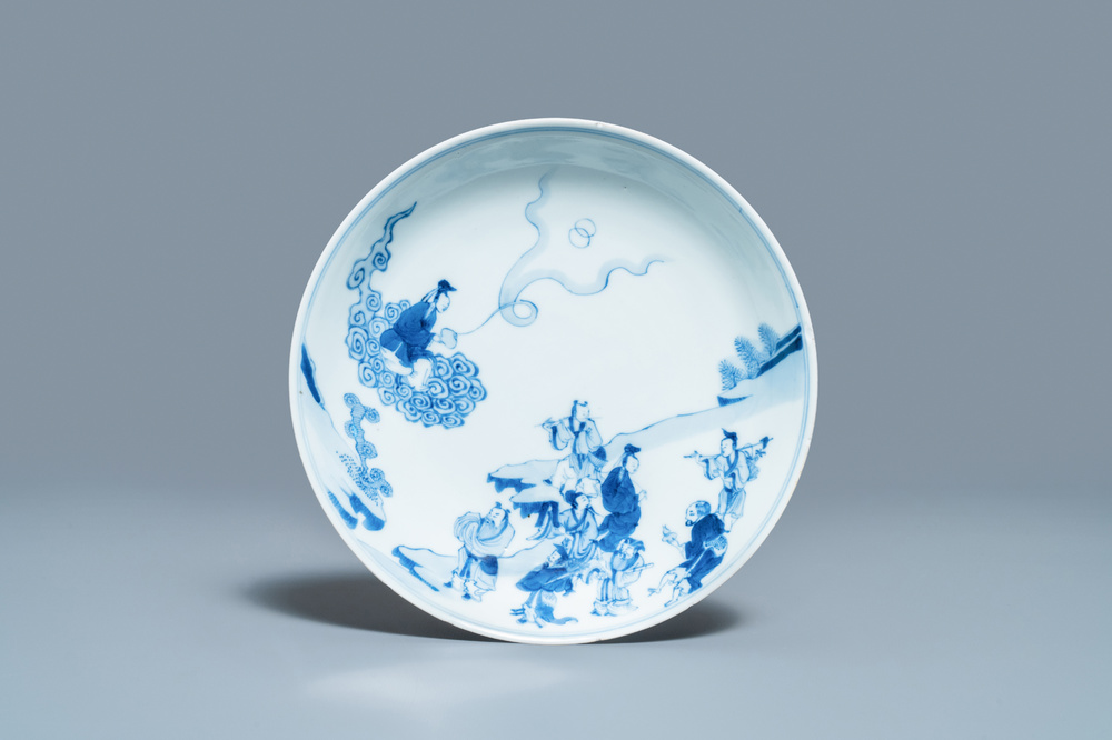 Een Chinees blauw-wit bord met onsterfelijken, Yongzheng merk en periode